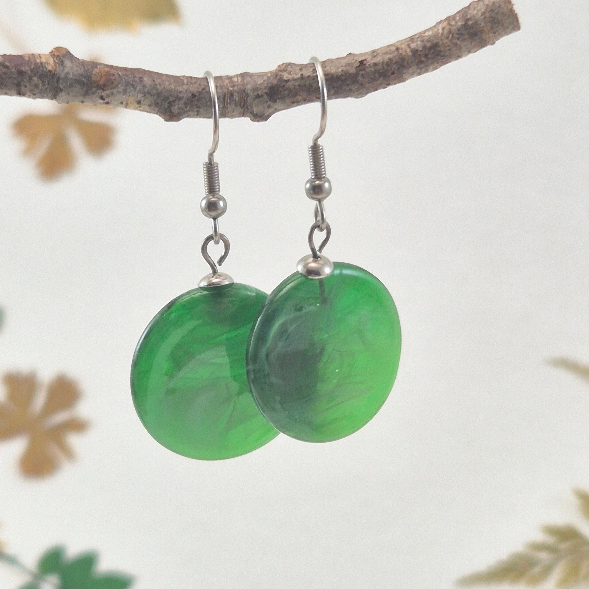 Oorbellen van transparant groen glas met iets wit - div