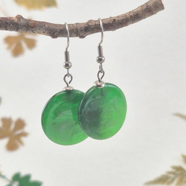 Oorbellen van transparant groen glas met iets wit - div