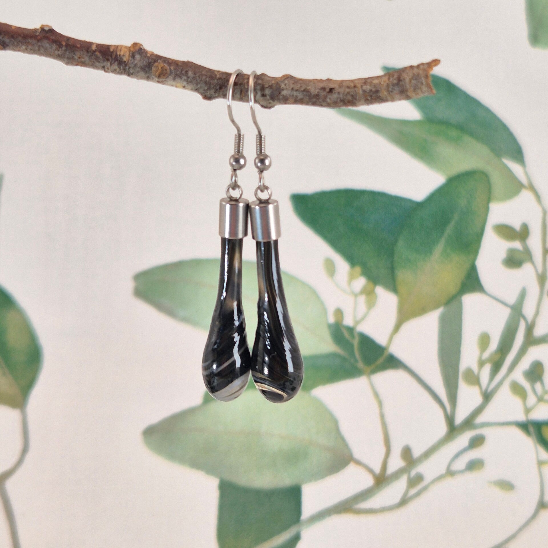 Glazen oorbellen druppelvorm - zwart/grijs/wit glas met een twist