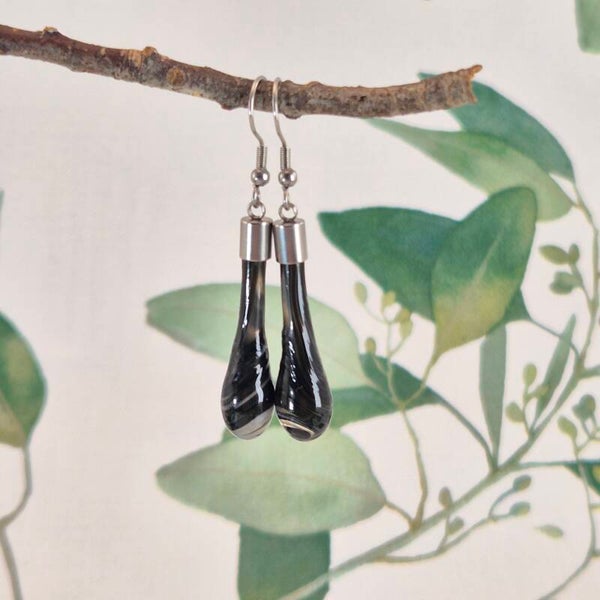 Glazen oorbellen druppelvorm - zwart/grijs/wit glas met een twist