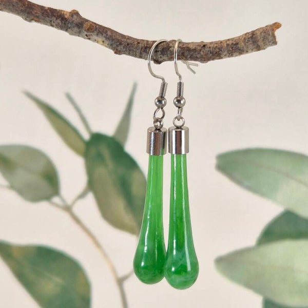Glazen oorbellen druppelvorm - semi-transparant groen en wit glas