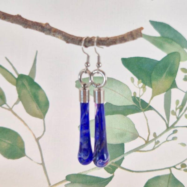 Glazen oorbellen druppelvorm - donkerblauw en rose glas