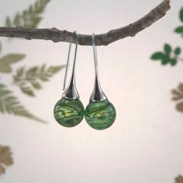 Glazen oorbellen met bolletjes van semi-transparant glas in groen-tinten met zwart