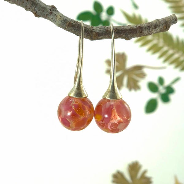 Glazen transparante oorbellen met roze, zalm-roze en zacht-gele vlekjes