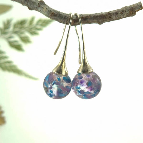 Glazen oorbellen met bolletjes van transparant glas met turquoise en lila vlekjes