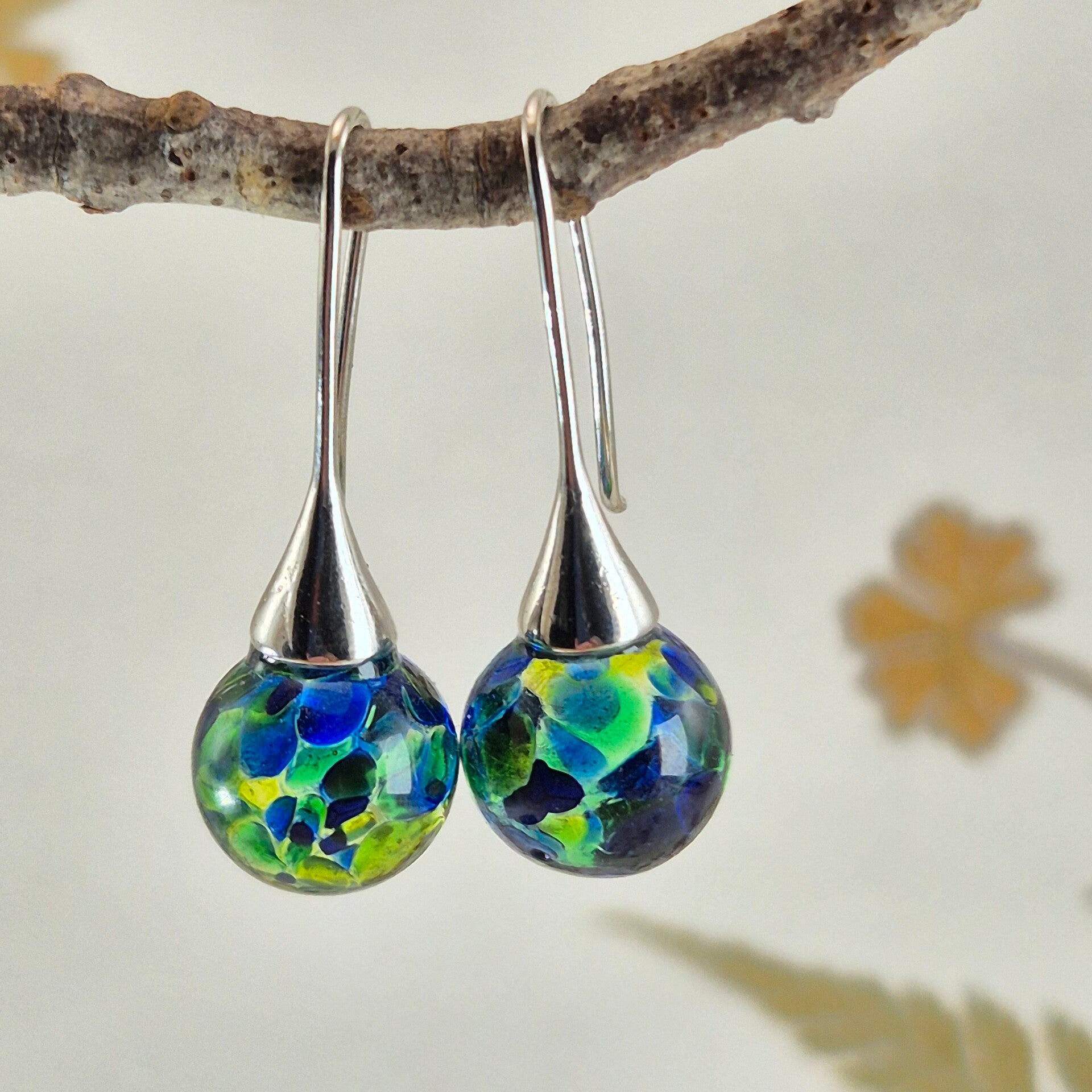 Trompet oorbellen met bolletjes van transparant glas met blauw en groen - Ocean