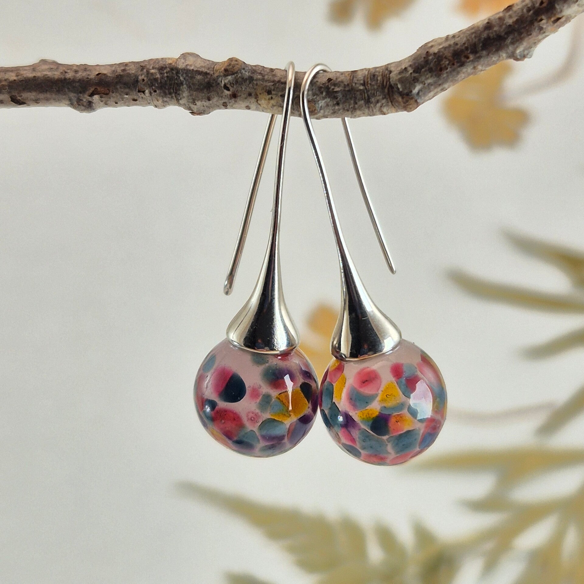 Trompet oorbellen met bolletjes van wit en multi-color glas
