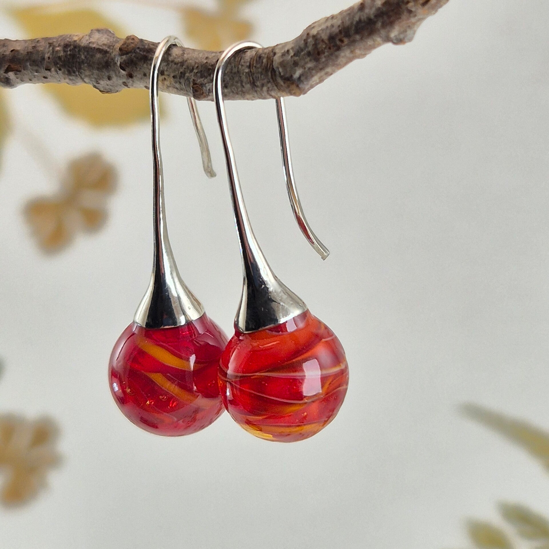 Trompet oorbellen met bolletjes van transparant rood glas met oranje/zacht geel streeppatroon - 2