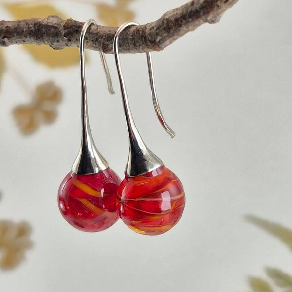 Trompet oorbellen met bolletjes van transparant rood glas met oranje/zacht geel streeppatroon - 2