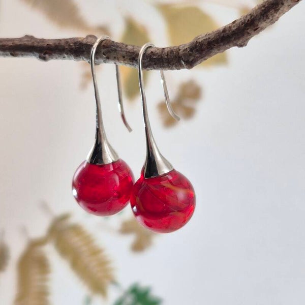 Trompet oorbellen met bolletjes van transparant rood glas met oranje/zacht geel streeppatroon