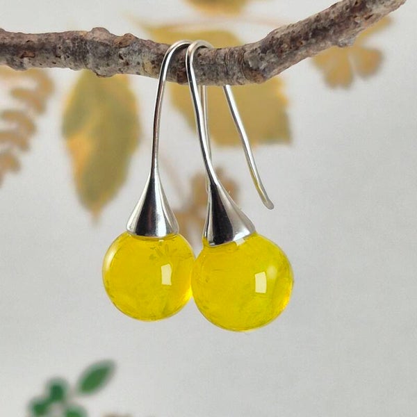 Trompet oorbellen met bolletjes van semi-transparant geel glas met wolk-effect