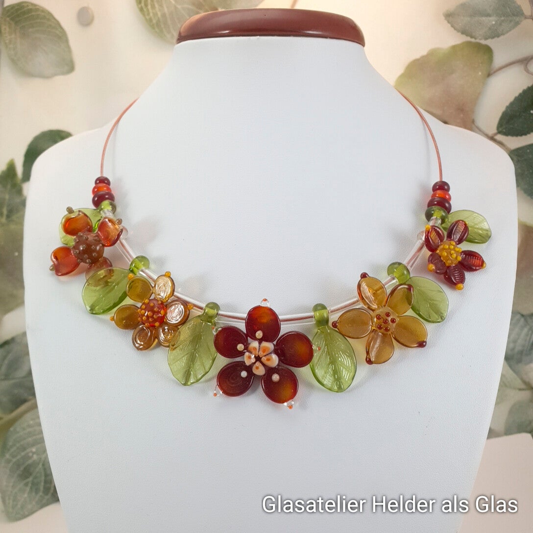 Collier met bloemen en blaadjes van glas