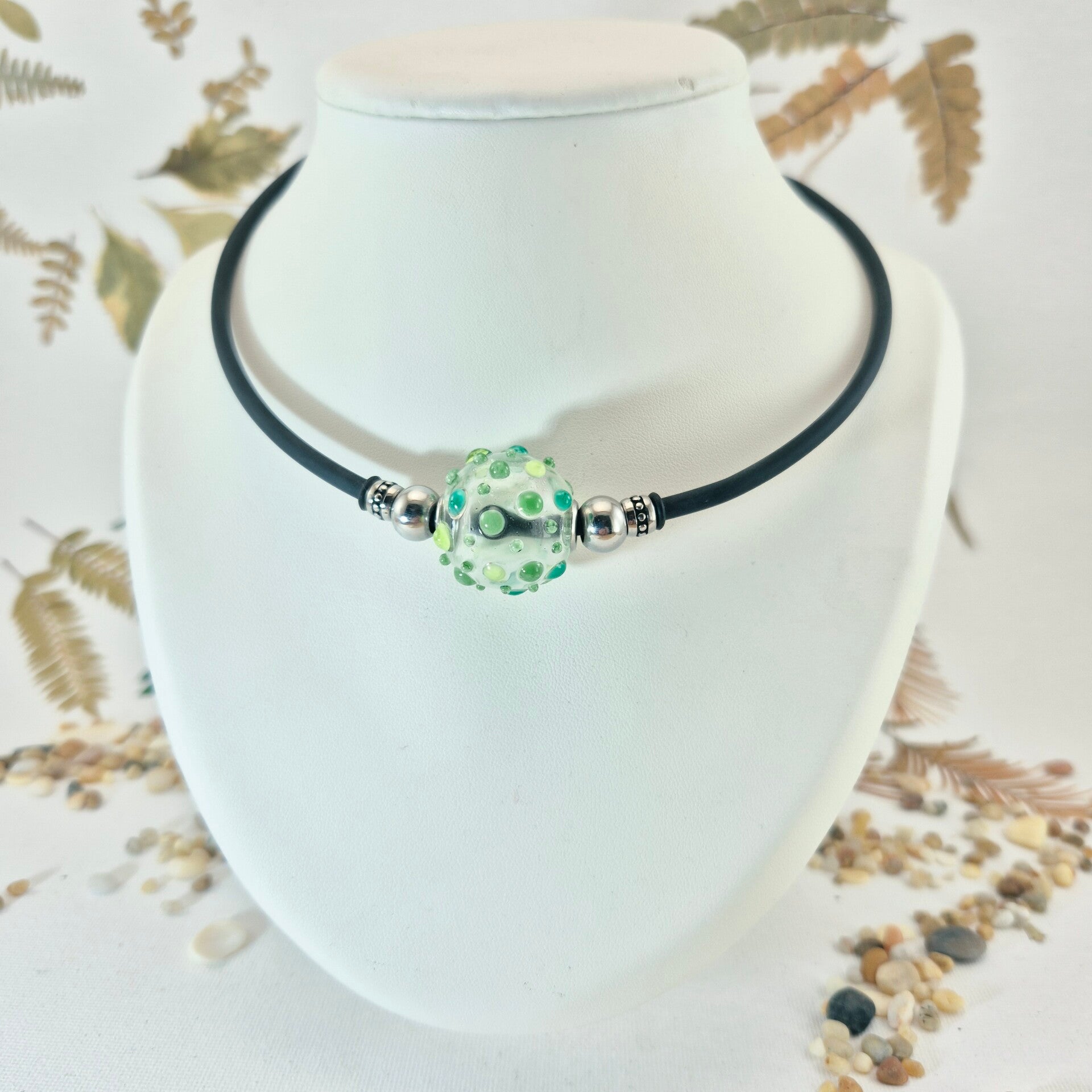 Collier met holle glaskraal - kleurloos transparant met stippen in groentinten