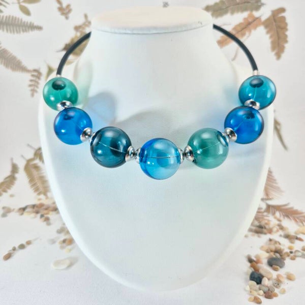 Collier met geblazen holle glaskralen in turquoise en zeegroen