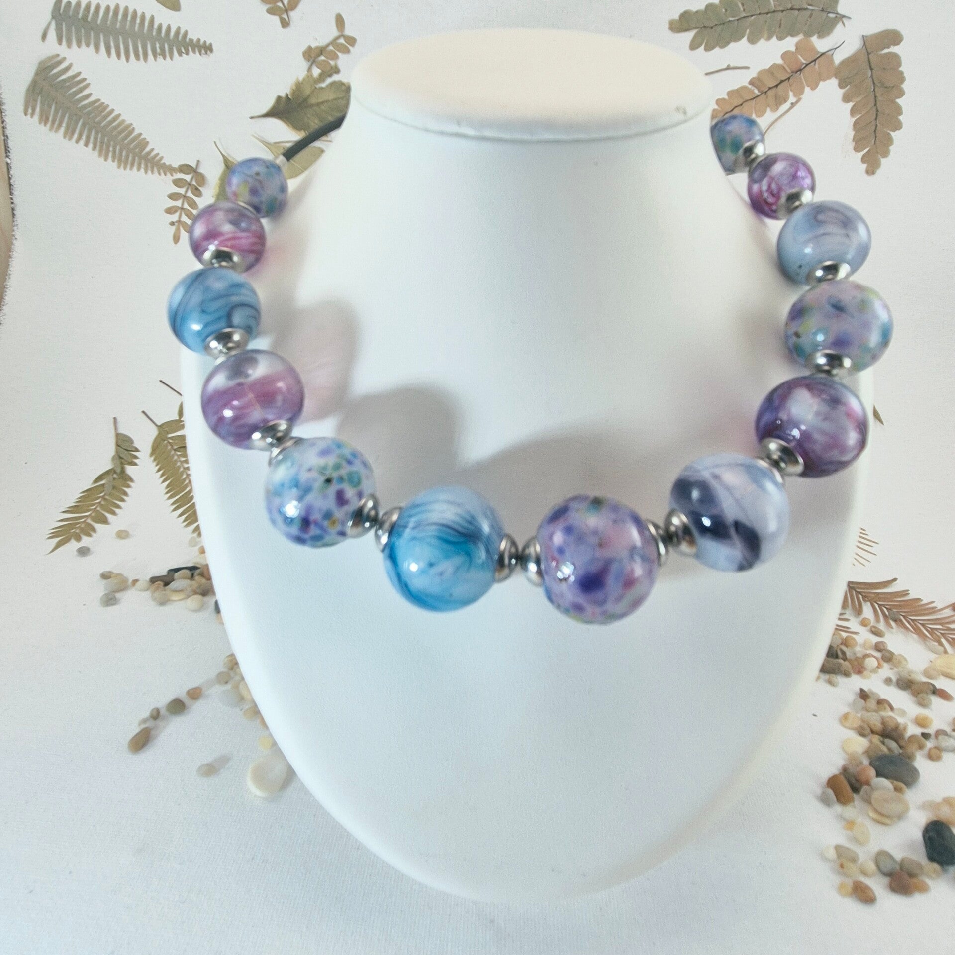 Collier met geblazen holle glaskralen in blauw- en paars/roze tinten
