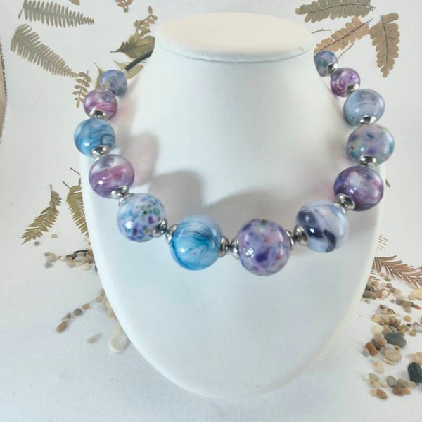 Collier met geblazen holle glaskralen in blauw- en paars/roze tinten