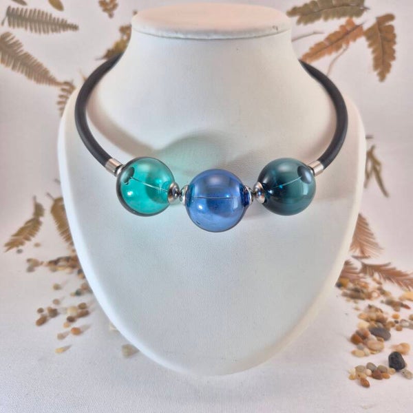 Collier met geblazen holle glaskralen in blauw en zeegroen (teal)