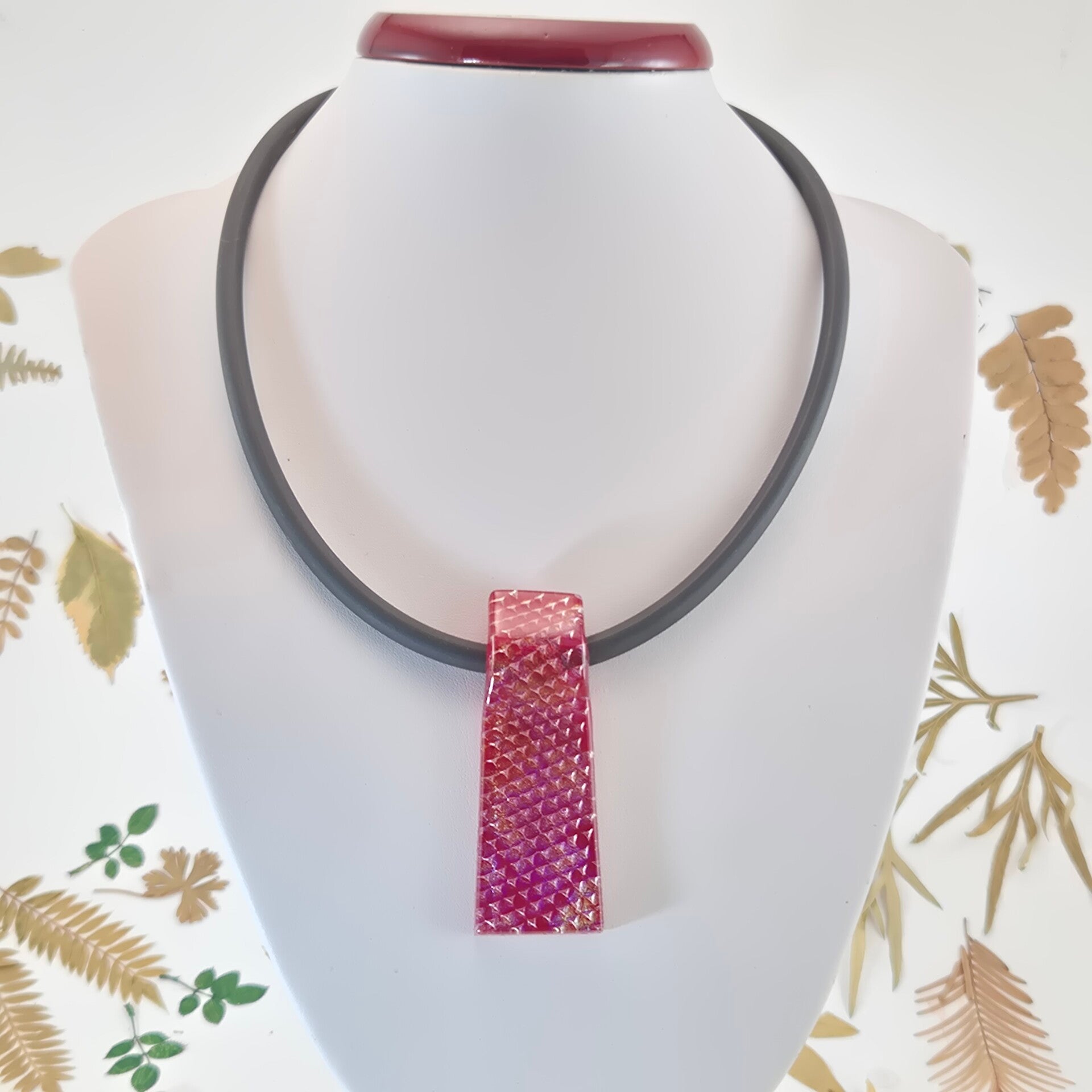 Halsketting met grote hanger van rood/paarsblauw dichroic glas