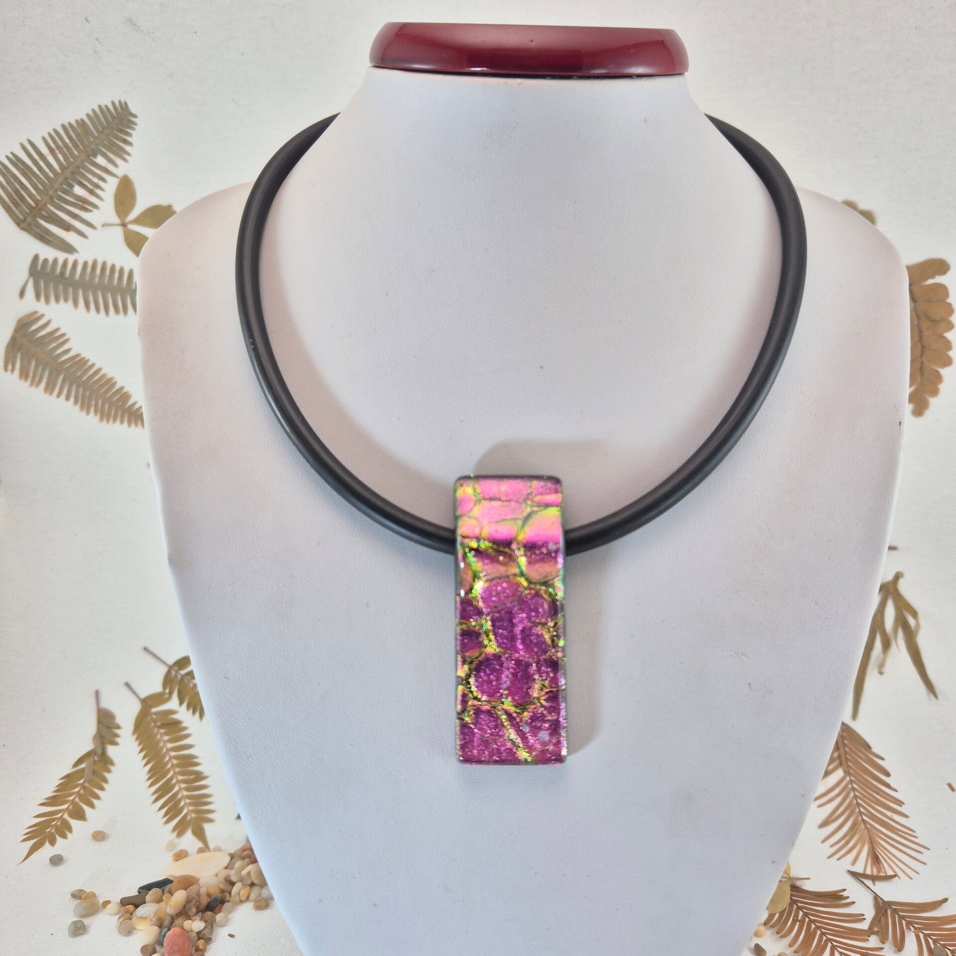 Halsketting met grote hanger van roze dichroic glas