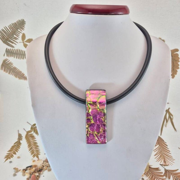 Halsketting met grote hanger van roze dichroic glas