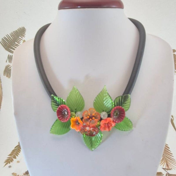 Collier met bloemen en blaadjes van glas - rood-en oranje tinten