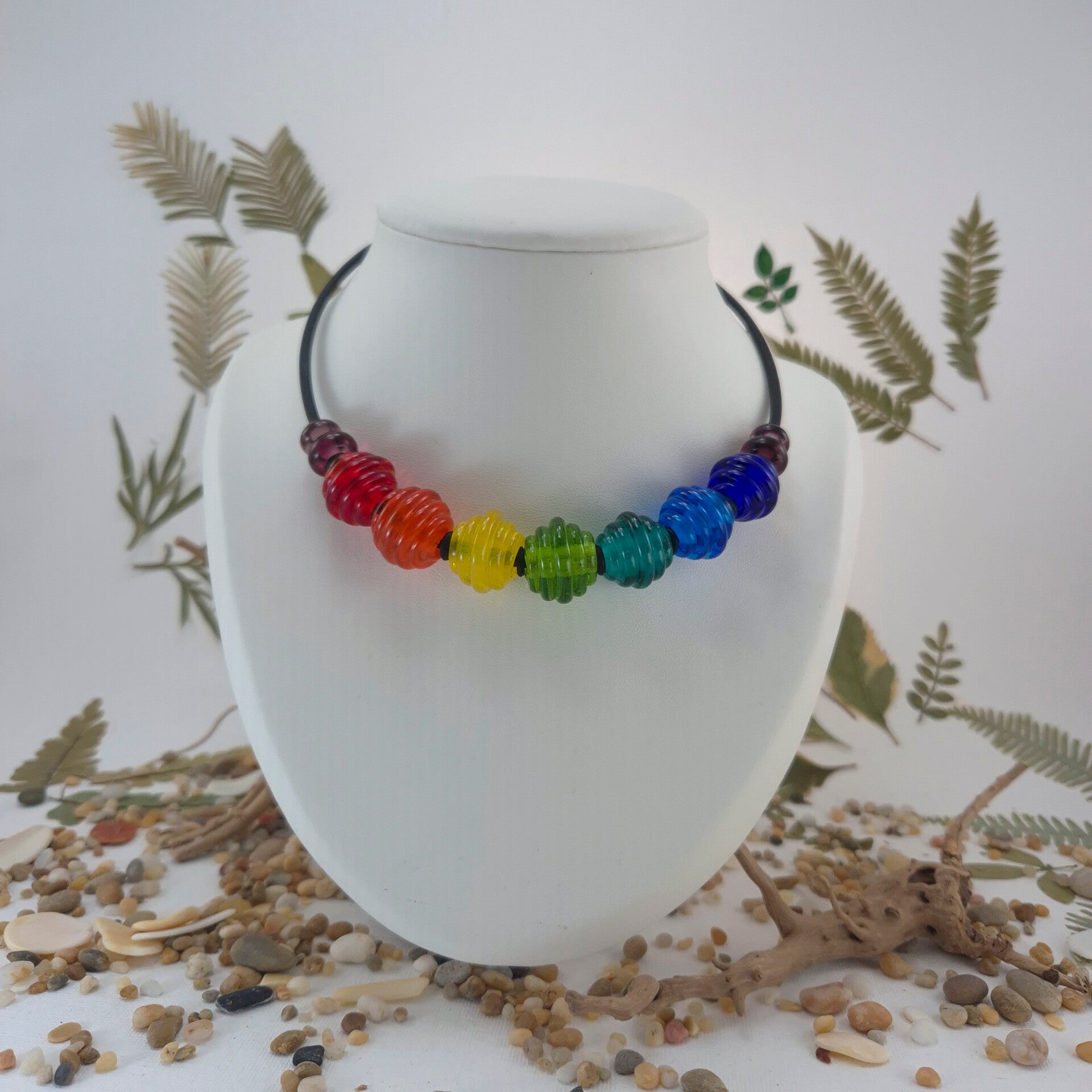 Collier met 7 geribbelde glaskralen in regenboog kleuren