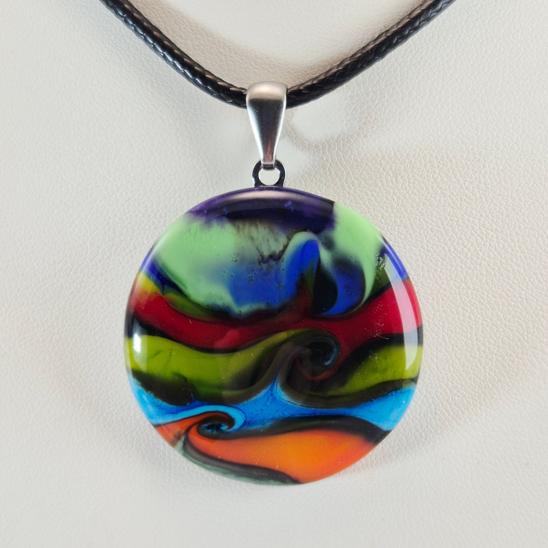 Glazen hanger met regenboog patroon