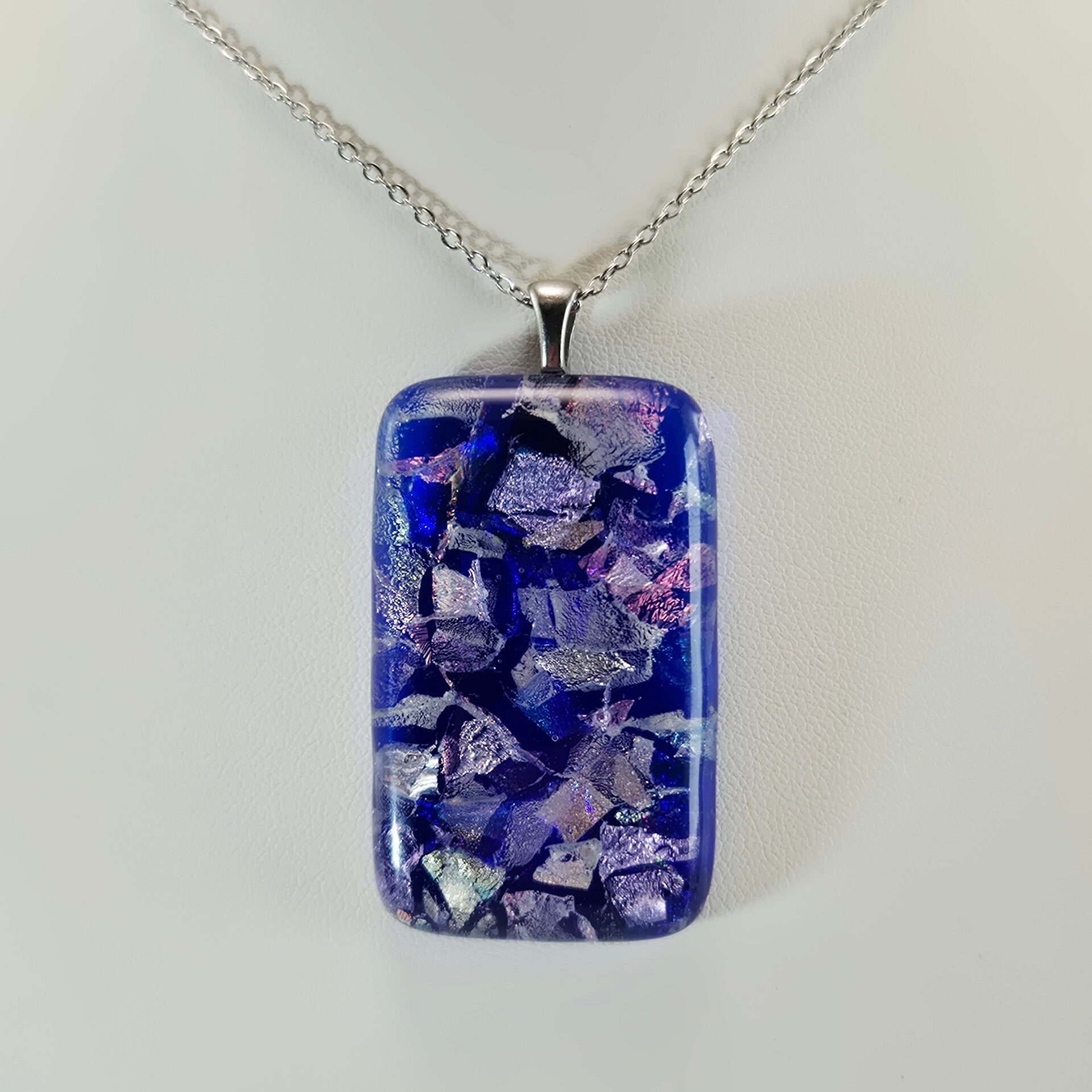 Glashanger transparant blauw glas met multicolor dichroic glas