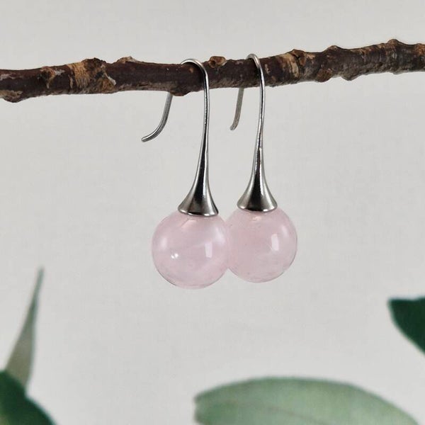 Trompetvormige glazen oorbellen met bolletjes van licht roze glas met pearl-effect