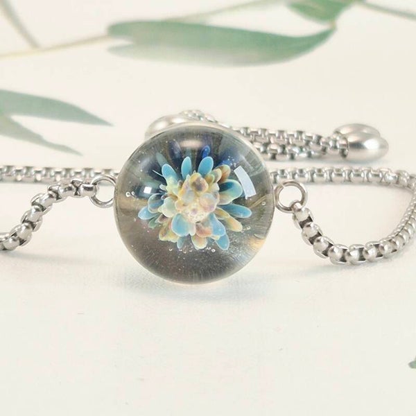 Schuifarmband met bolle glaskraal, blauw- en groentinten