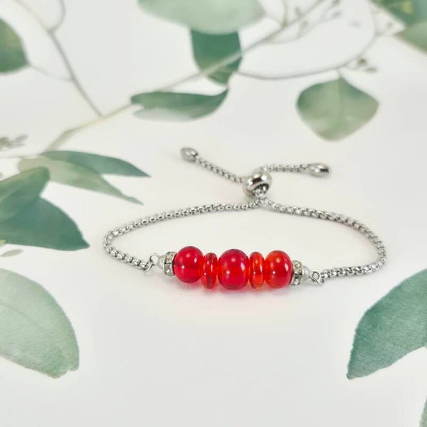 Schuifarmband met 5 rood transparante glaskralen met strass-kraaltjes