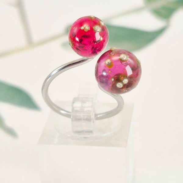 Verstelbare ring met 2 glasbolletjes, transparant roze glas met zilveren stippen