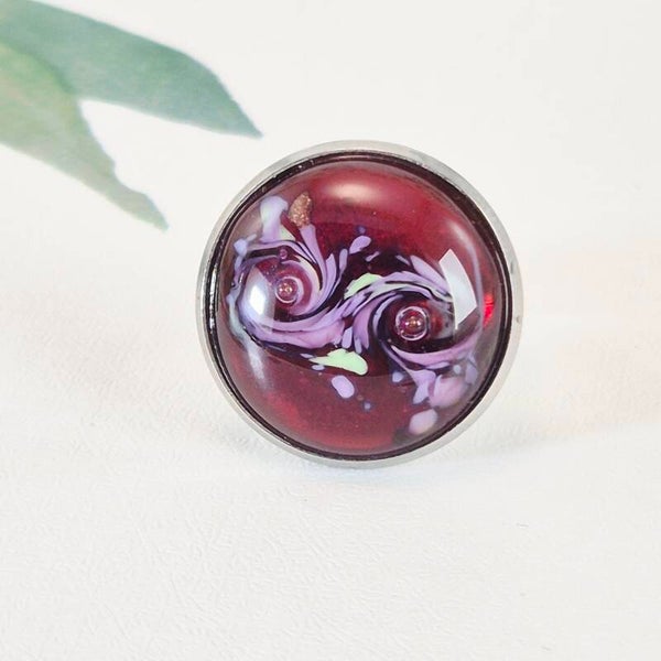 Verstelbare ring met ingezette glastop - transparant rood glas met roze/zachtgroen en luchtbelletjes