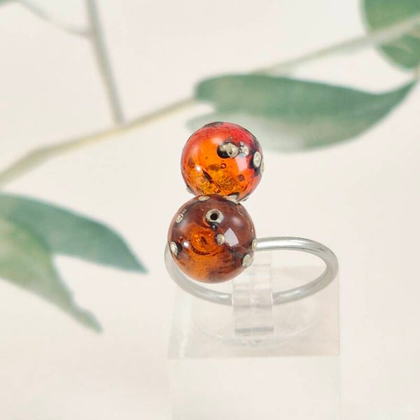 Verstelbare ring met 2 glasbolletjes, transparante amberkleur met zilveren stippen