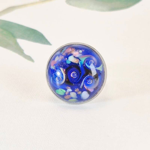 Verstelbare ring met ingezette glastop - transparant blauw glas met pastelkleurtjes, goud-sparkeling en luchtbelletjes