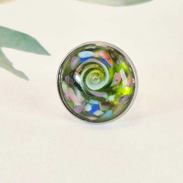 Verstelbare ring met ingezette glastop - transparant groen glas met pastelkleurtjes, goud-sparkeling  en een luchtbelletje