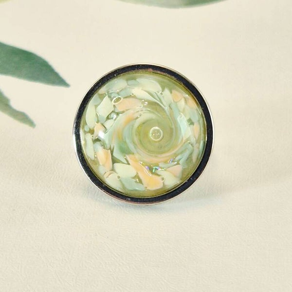 Verstelbare ring met ingezette glastop - transparant glas met pastelkleurtjes en een luchtbelletje
