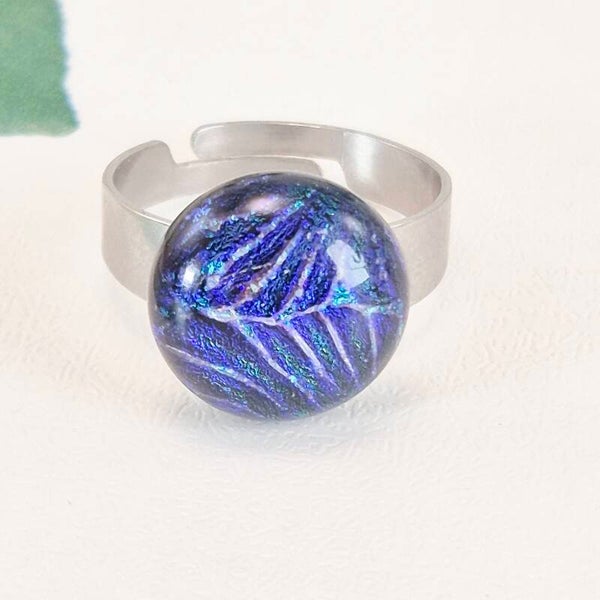 Verstelbare ring met ronde glastop, blauw/paars dichroic op zwart glas