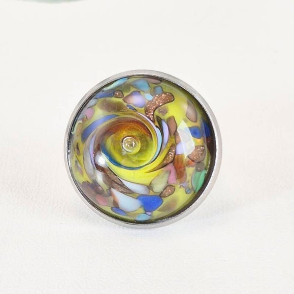 Verstelbare ring met ingezette glastop - transparant geel glas met multicolor, goud-sparkeling en een luchtbelletje