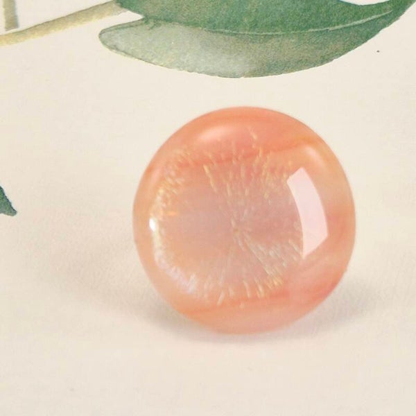 Verstelbare ring met ronde glastop, zalmrose met een dichroic glinstering