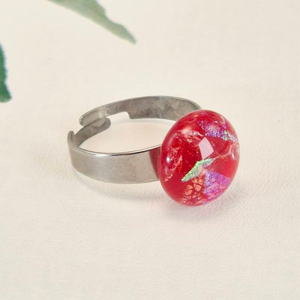 Verstelbare ring met ronde glastop, rood glas met groen/blauw/paars dichroic