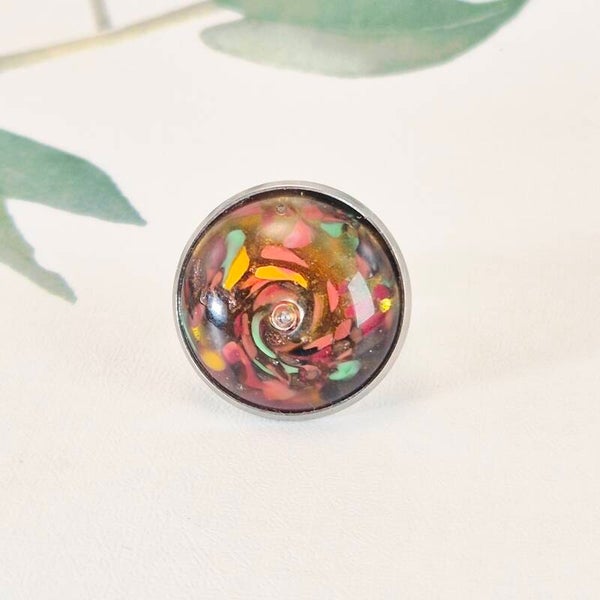 Verstelbare ring met ingezette glastop - transparant licht-amber glas met oranje-tinten en groen  en luchtbelletjes