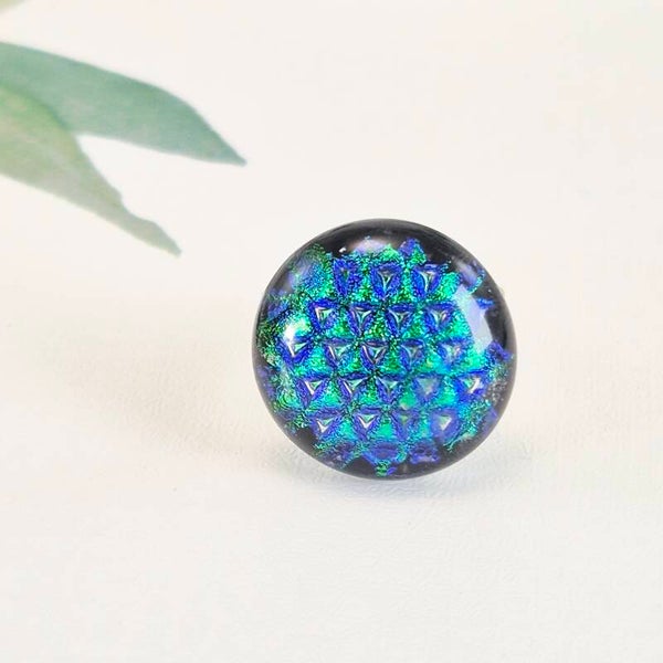 Verstelbare ring met ronde glastop, groen/blauw dichroic