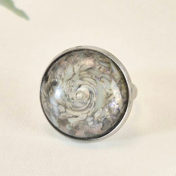 Verstelbare ring met ingezette glastop - transparant glas met crème-tinten en een luchtbelletje