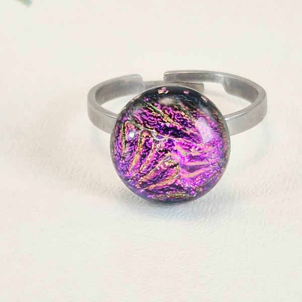 Verstelbare ring met ronde glastop, rose dichroic op zwart glas