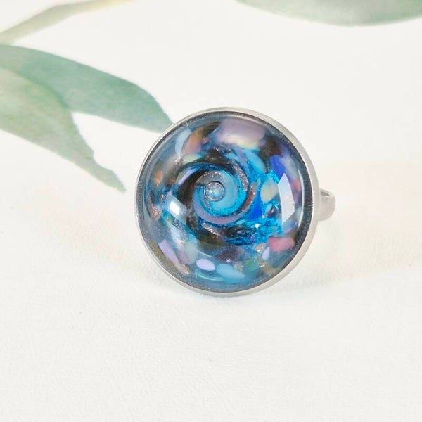 Verstelbare ring met ingezette glastop - transparant turquoise glas met multicolor en goud-sparkeling en een luchtbelletje