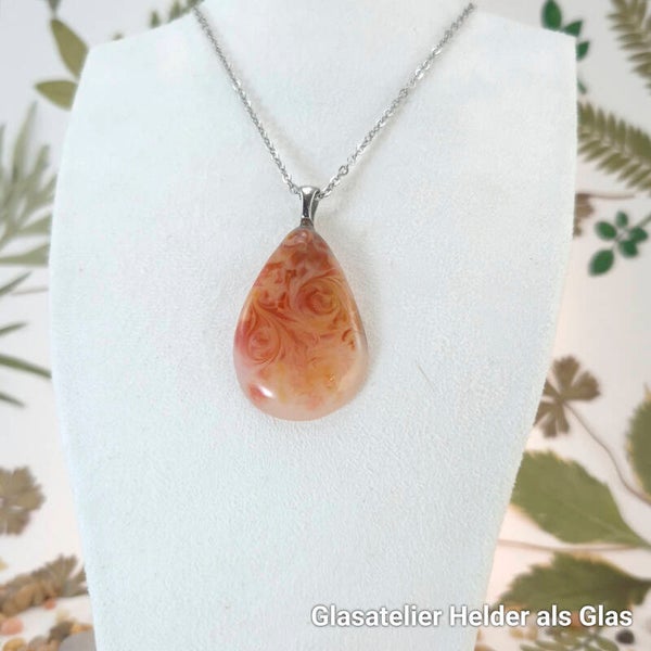 Hanger van glas in zalmrose tinten en zachtgeel