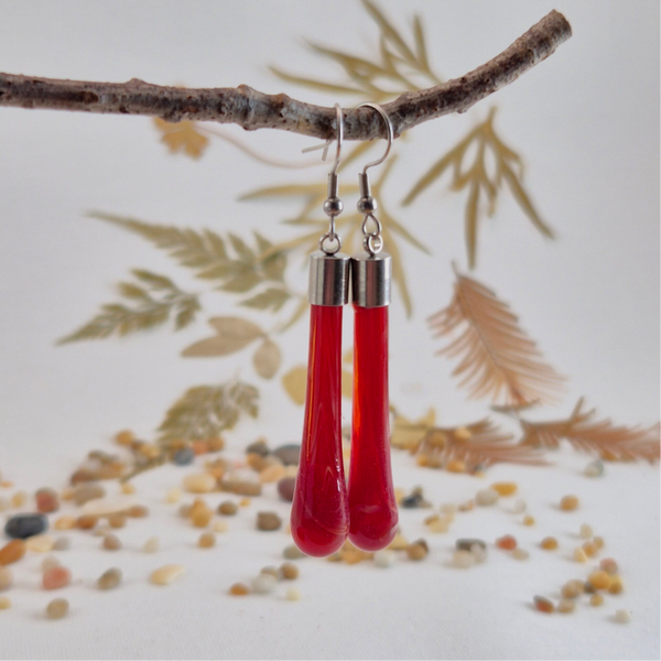 Glazen oorbellen druppelvorm - transparant rood glas met rood en wit