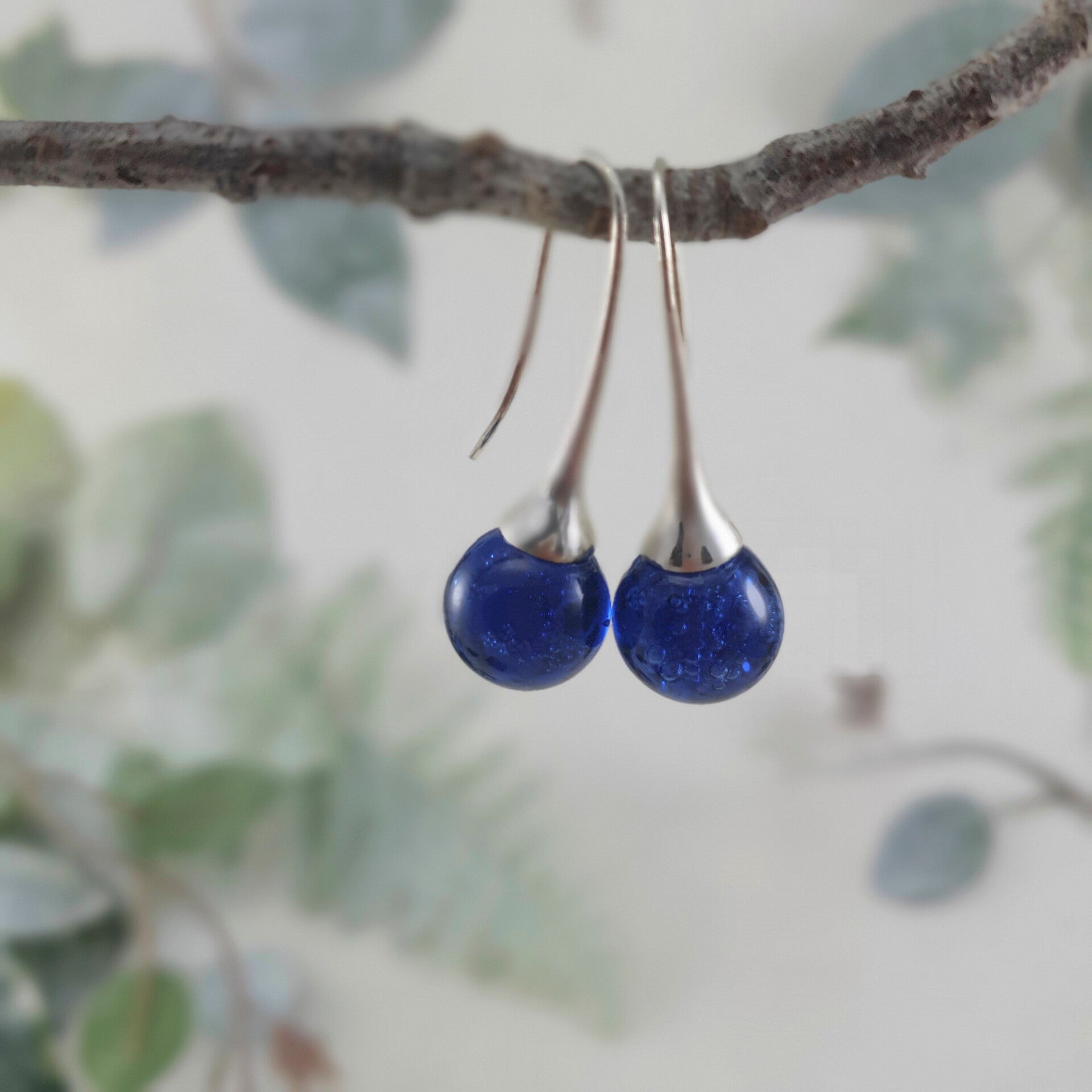 Oorbellen met donkerblauwe glasbolletjes