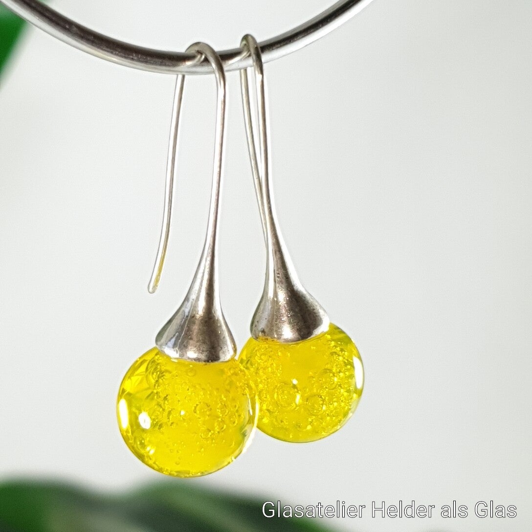 Oorbellen met fel gele glasbolletjes